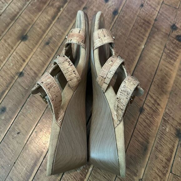 Vionic strappy tan wedge ortho arch support size 7 sandals - Picture 3 of 5